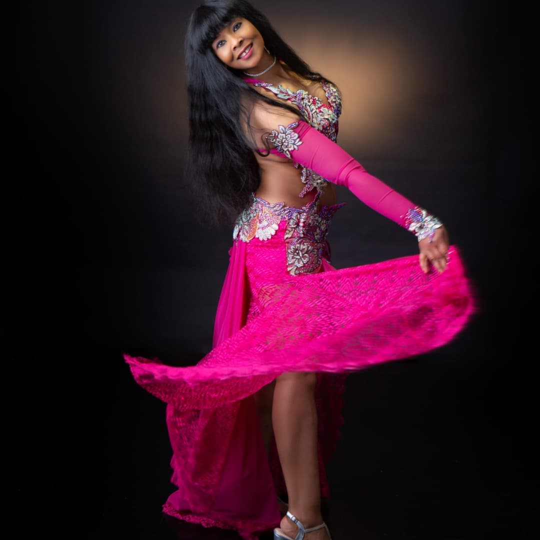 Modèle arabe en robe rose